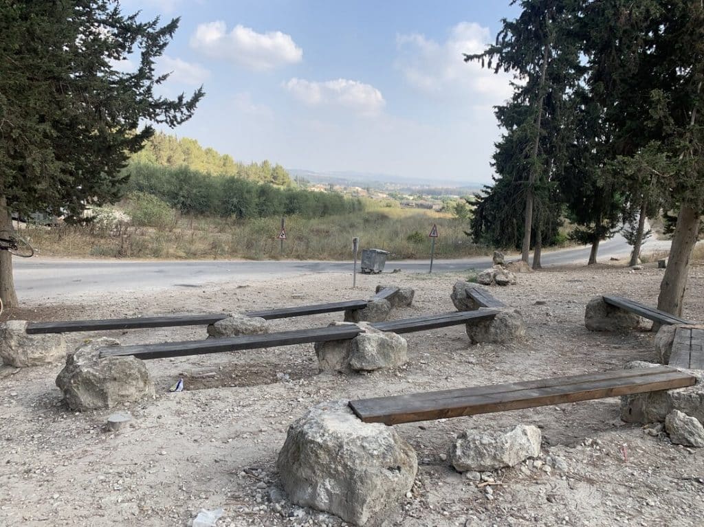 מצפה בקוע יער המגינים ספסלי ישיבה