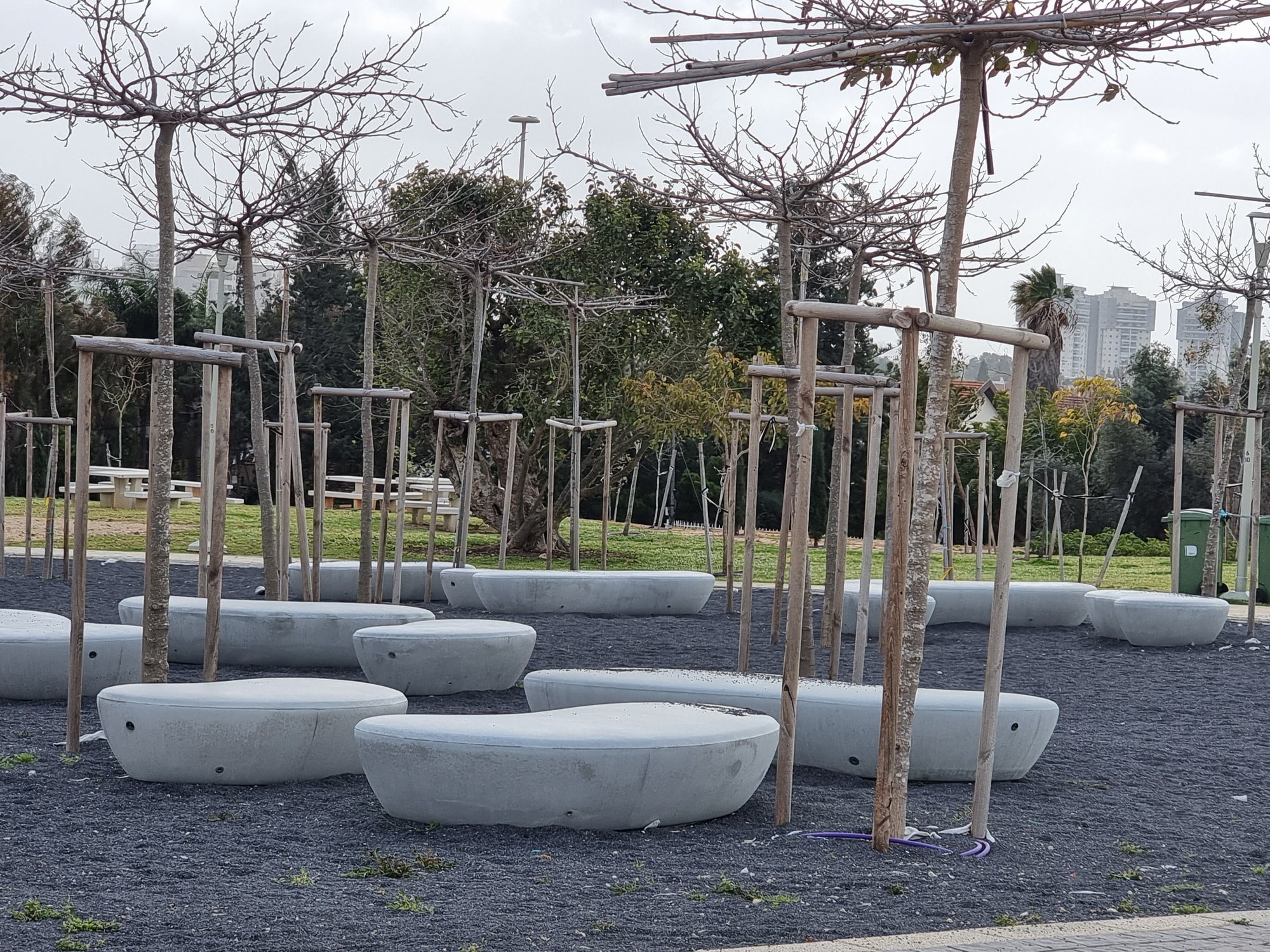 פארק השרון יבנה ספסלי ישיבה