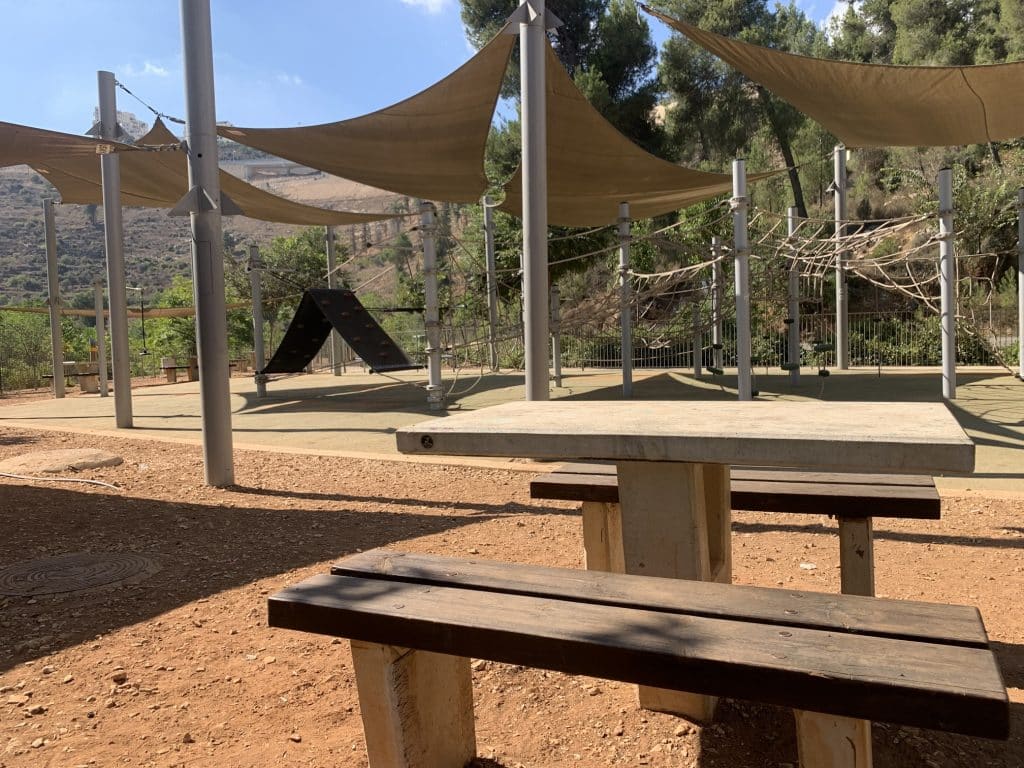 פארק עמק הארזים שולחנות פיקניק