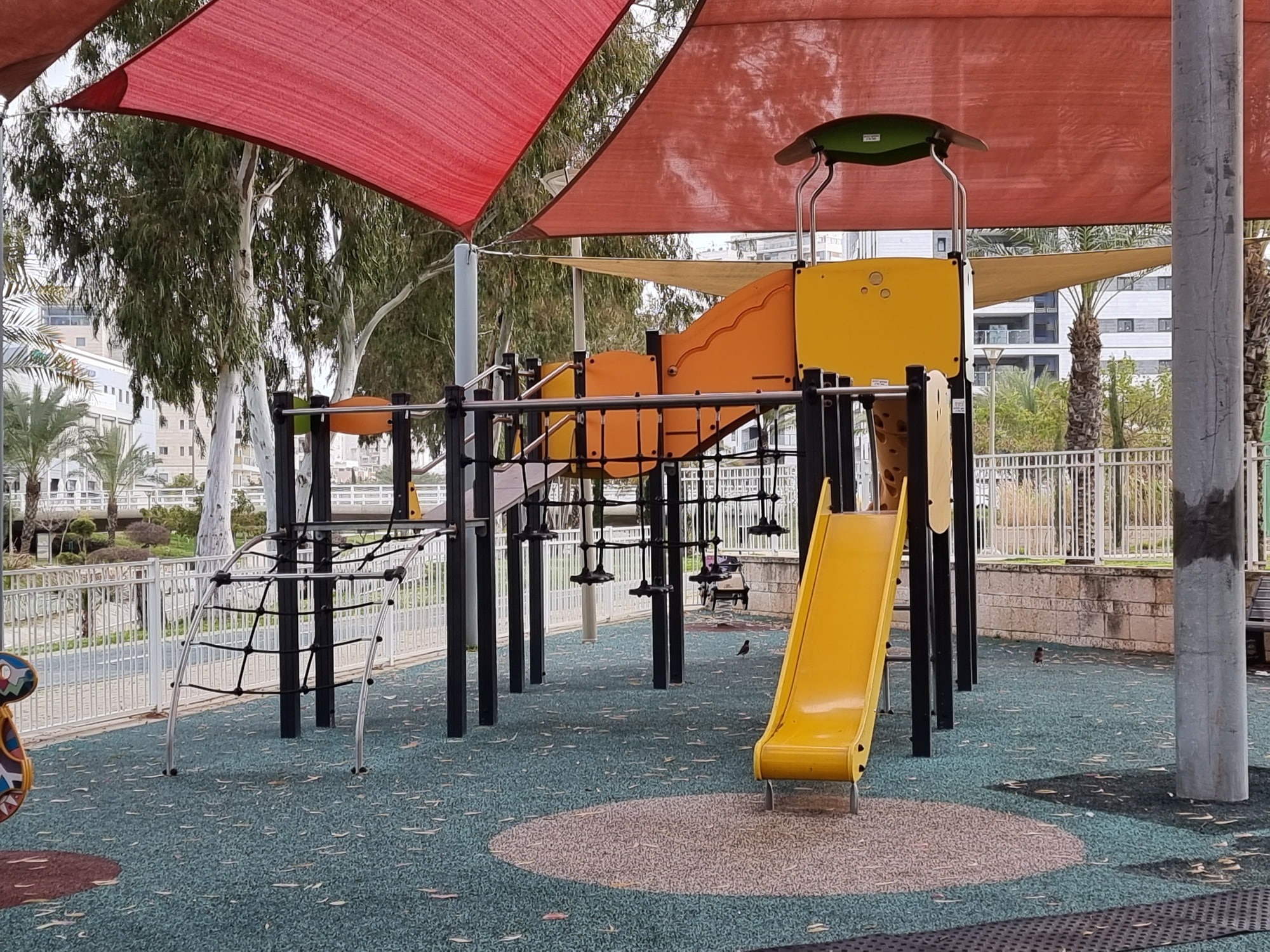 פארק תדהר יבנה מתקני משחקים