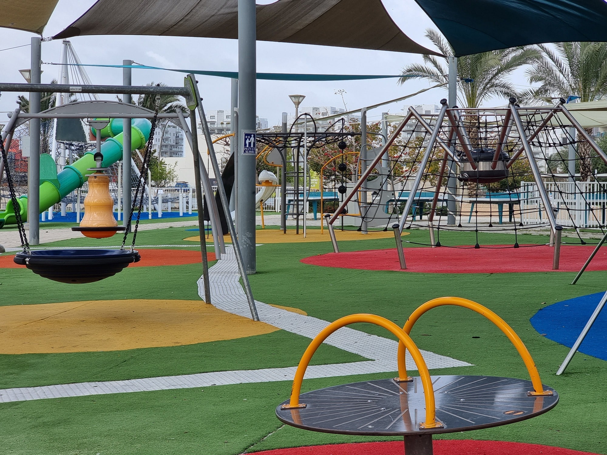 פארק תדהר יבנה מתקנים משחקים