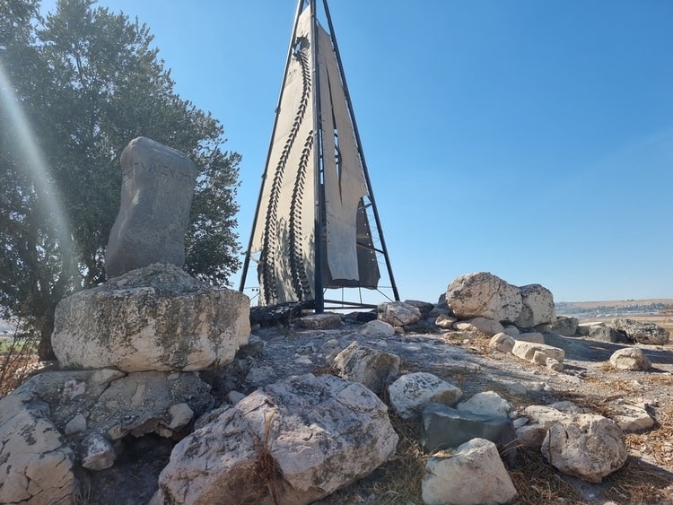 תל יוסף הישנה אנדרטה