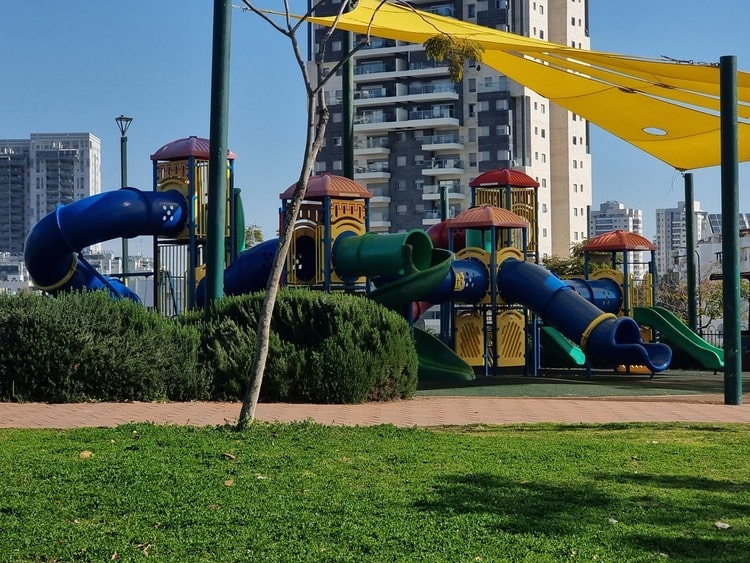 פארק גבעת האהבה מגלשות