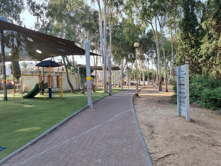 פארק נווה ארזים מתקנים