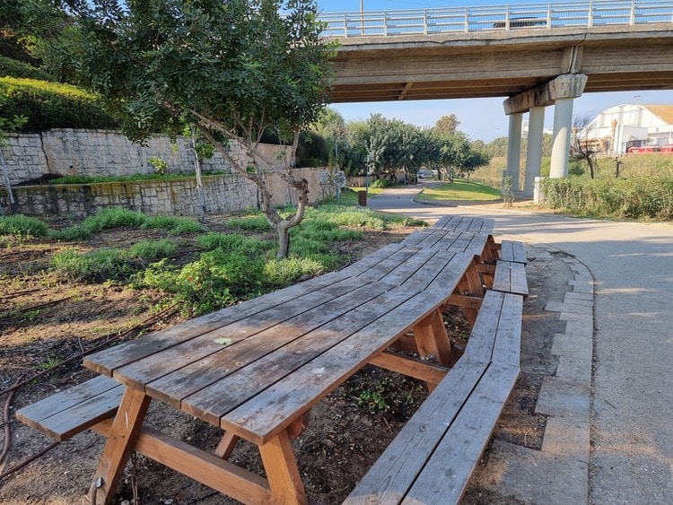פארק נחל לכיש שולחנות פיקניק