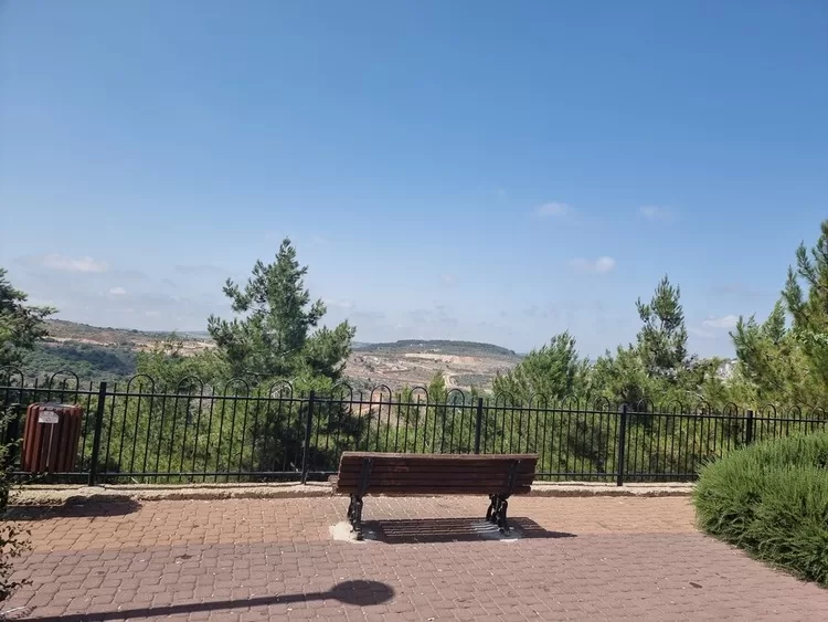 מצפור גיא ספסל לנוף