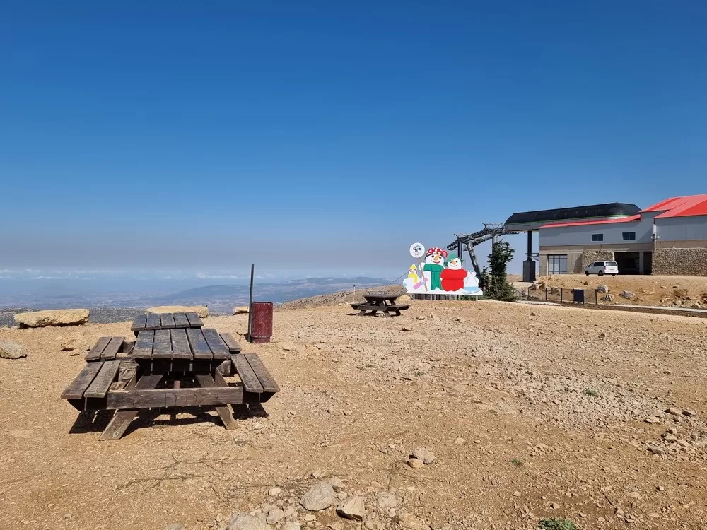 אתר החרמון שולחנות פיקניק