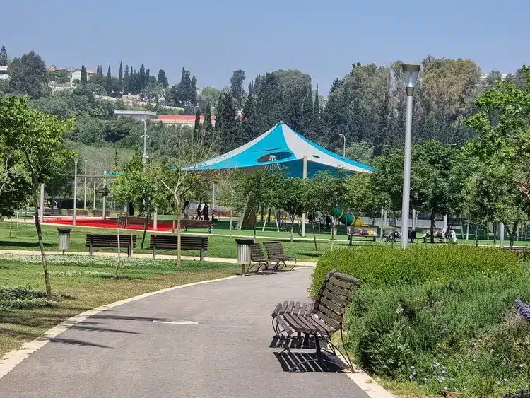 פארק המושבה זכרון מתקנים