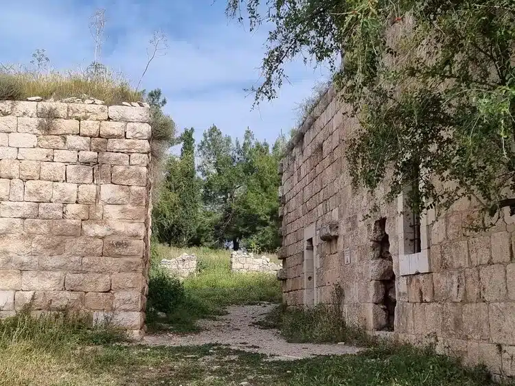 בית הקשתות קיבוץ הראל כניסה