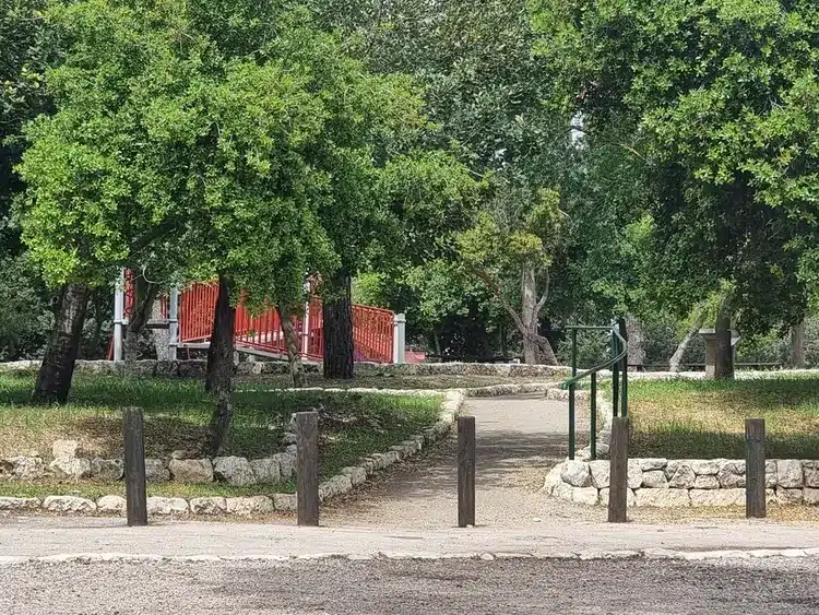 שביל עיטאב מתקנים