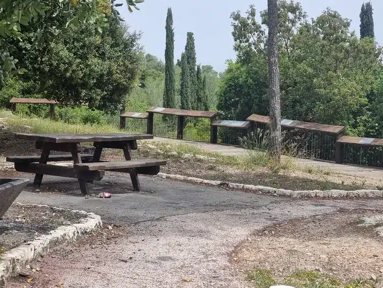 פארק עצמאות ארצות הברית ספסל פיקניק