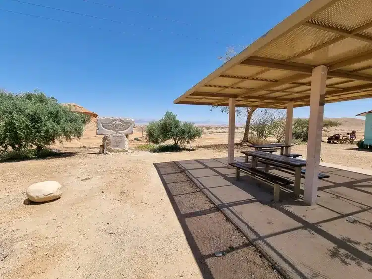 חניון צוקים