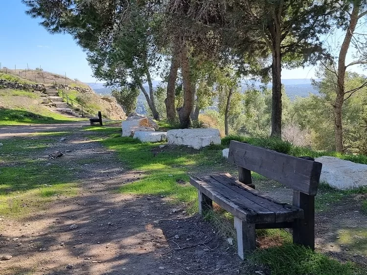 תל עזקה ספסלים לאורך השביל