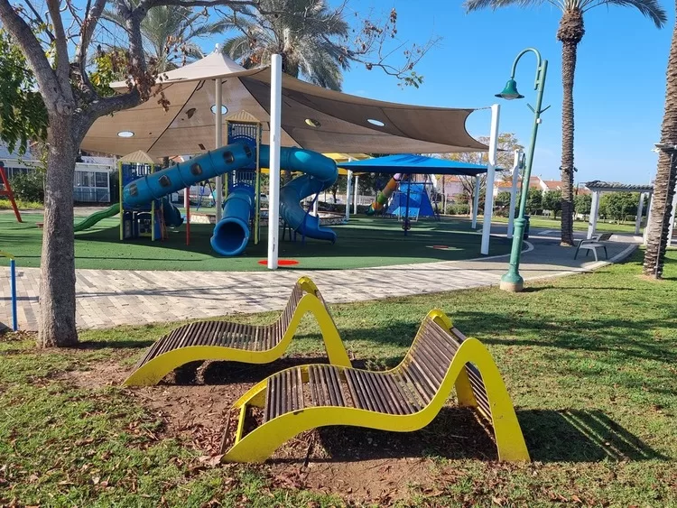 גן החבל שוהם כיסאות בשמש ליד המתקנים