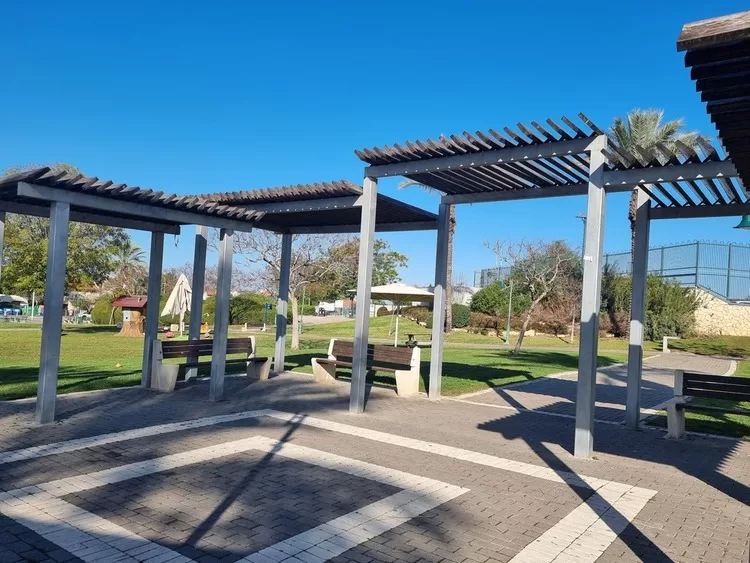 גן החבל שוהם ספסלים בצל
